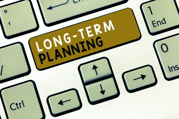 Signo de texto que muestra la planificación a largo plazo. Foto conceptual Establecer metas esperadas cinco o más años por delante
 - Foto, imagen