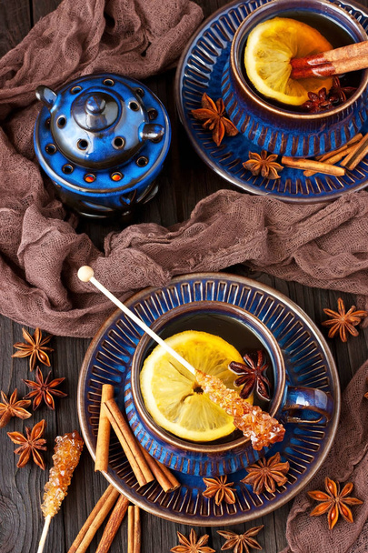 Stillleben mit Tee aus Keramik auf Holzgrund - Foto, Bild