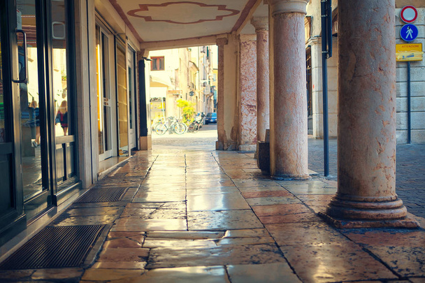 corredor pedestre italiano tradicional na rua
  - Foto, Imagem