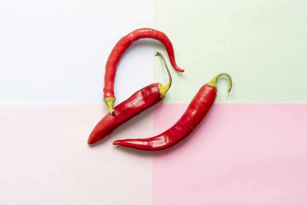 posa piatta di peperoncino piccante rosso su superficie di sfondo di colore morbido f
 - Foto, immagini