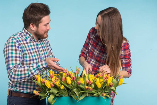 Szczęśliwa para korygowanie bukiet tulipanów w studio - Zdjęcie, obraz