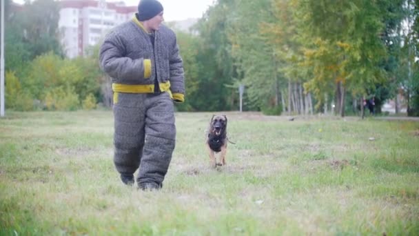 Un hombre huyendo del perro, el perro corre detrás de él. corriendo hacia la cámara. cámara lenta
 - Metraje, vídeo