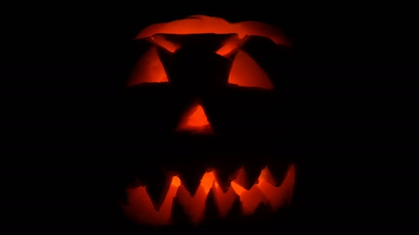 Grimace luminoso esculpido na abóbora de Halloween para o Dia de Todos os Santos no escuro
 - Filmagem, Vídeo