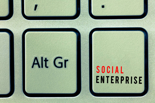 Pisanie tekstu Social Enterprise. Koncepcja biznesowa dla biznesu, który zarabia pieniądze w sposób odpowiedzialny społecznie - Zdjęcie, obraz