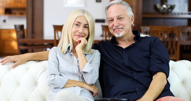 Portret van een gelukkige volwassen paar in hun huis - Foto, afbeelding