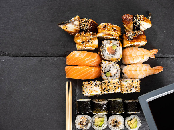 Bovenaanzicht van mix ras van sushi rolls - Foto, afbeelding