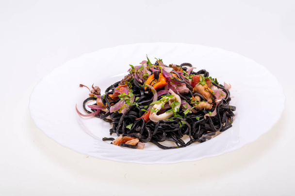 Spaghetti neri con frutti di mare e verdure
 - Foto, immagini