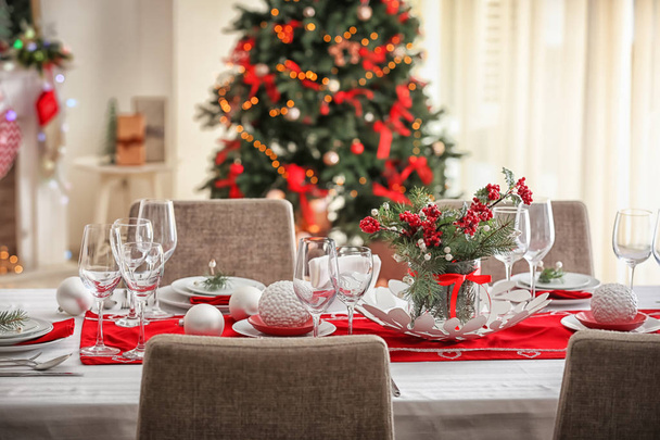 Tavola servita per la cena di Natale in salotto - Foto, immagini