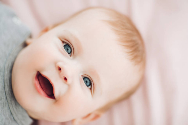 büyük mavi gözlü erkek sevimli bebek. - Fotoğraf, Görsel