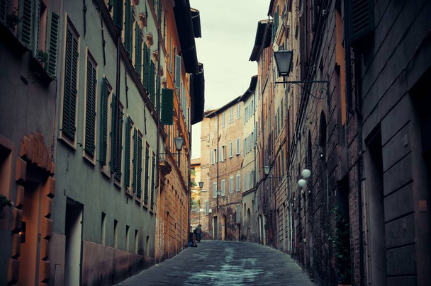 Vista de la calle de la vieja calle con edificios antiguos en Siena, Italia
 - Foto, Imagen