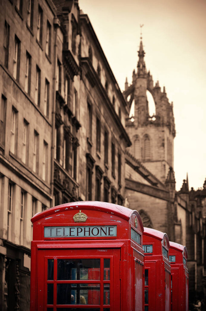 Edinburgh ulici s výhledem na město telefonní pole v Velká Británie. - Fotografie, Obrázek