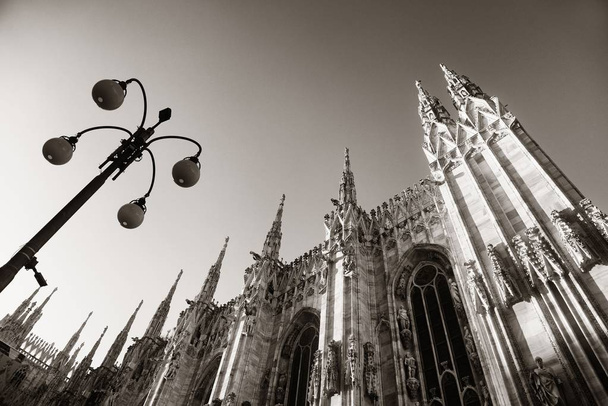 Duomo ja lamppu post Cathedral Square tai Piazza del Duomo Italiassa
.  - Valokuva, kuva