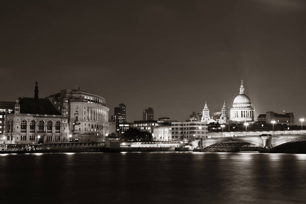 Londra geceleri köprü ve Thames Nehri üzerindeki St. Pauls Katedrali ile yükselir.. - Fotoğraf, Görsel