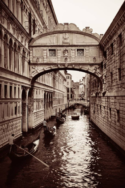 Puente de los Suspiros como famoso monumento y góndola en Venecia Italia
. - Foto, Imagen