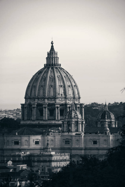 Basílica de São Pedro na Cidade do Vaticano preto e branco
 - Foto, Imagem