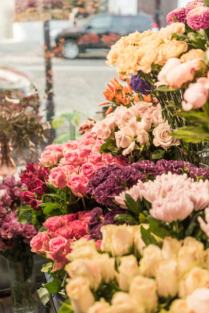 enfoque selectivo de hermosas rosas y flores de clavel en la tienda de flores
 - Foto, Imagen
