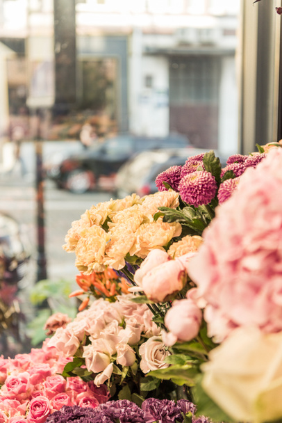 красивые желтые розы и хризантемы в цветочном магазине
 - Фото, изображение