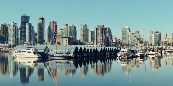 Vancouver downtown a városi épületek és a hajó a víz gondolatokkal - Fotó, kép