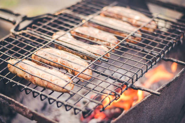 barbecue sausages on naked flame/barbecue sausages on naked flame, selective focus - Foto, afbeelding