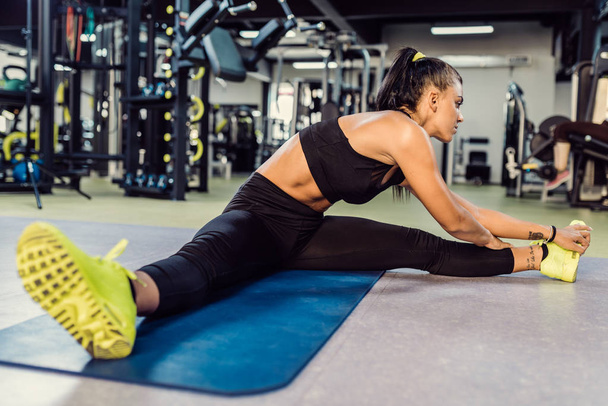 Donna sportiva che fa esercizio di stretching
 - Foto, immagini