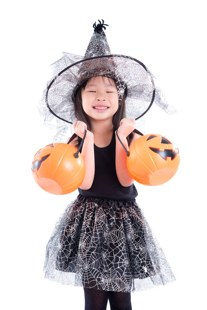 malá Asijská dívka na sobě Kostým čarodějnice halloween izolované na bílém pozadí - Fotografie, Obrázek