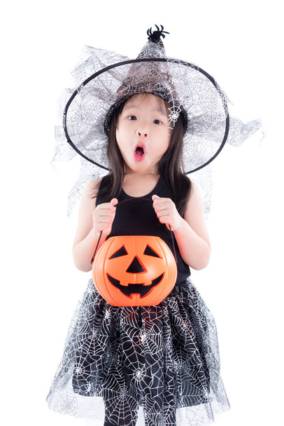 pieni aasialainen tyttö yllään noita puku Halloween tilalla kurpitsa ämpäri eristetty yli valkoinen tausta
 - Valokuva, kuva