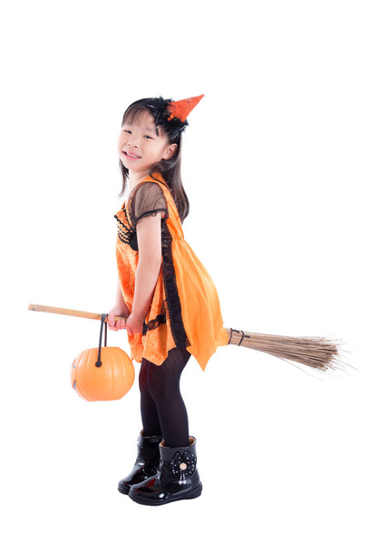 Lunghezza completa della bambina che indossa il costume di Halloween cavalcare scopa su sfondo bianco
 - Foto, immagini