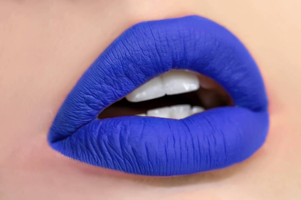 Belle maquillage de lèvres bleu glamour, rouge à lèvres sur le visage d'une belle femme séduisante en tant que concept de beauté et de santé relatif aux cosmétiques et à la mode d'affaires féminine
 - Photo, image