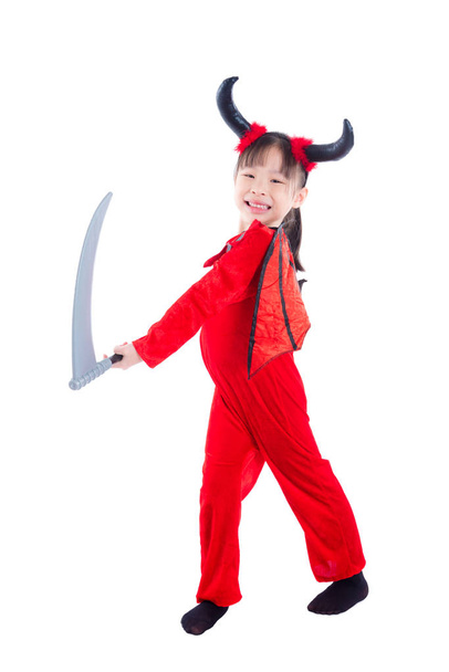 Pieni aasialainen tyttö paholainen halloween puku seisoo valkoinen tausta
 - Valokuva, kuva