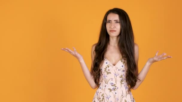 Zavaros és zavart fiatal nő kezét emelkedik - Felvétel, videó