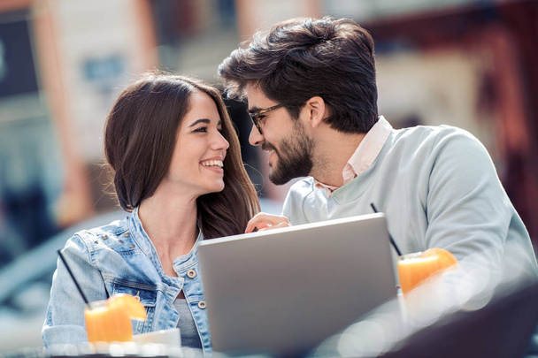 jeune couple sur sortir ensemble dans le café en utilisant un ordinateur portable
 - Photo, image