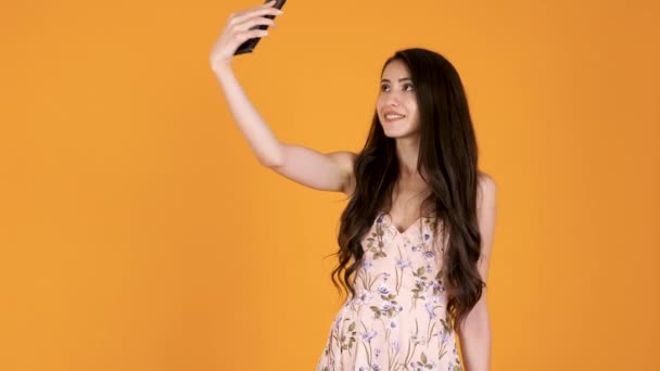 Preciosa joven en vestido de verano tomando una selfie
 - Metraje, vídeo
