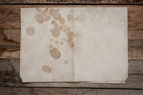 Textura de papel enrugada vintage na mesa de madeira
 - Foto, Imagem