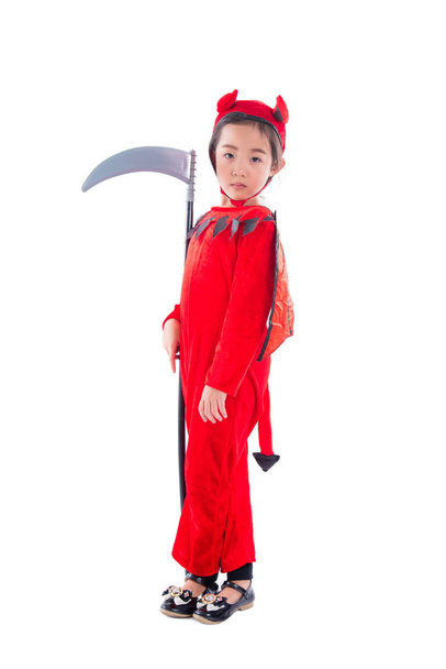 Longitud completa de poco asiático linda chica de pie en rojo mal traje de Halloween sobre fondo blanco
 - Foto, imagen