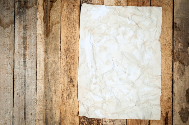 Textura de papel enrugada vintage na mesa de madeira
 - Foto, Imagem