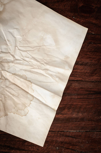 Texture de fond du papier vieilli froissé avec tache et tache
 - Photo, image