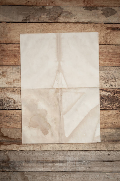 Vintage Crumpled papier textuur op houten tafel - Foto, afbeelding