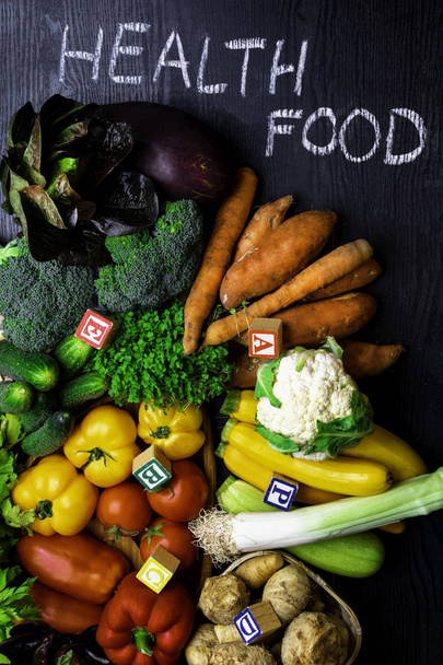 Farklı ham organik sebze arka plan, domates, havuç, salatalık, brokoli, kabak, patates, kereviz pırasa biber potasyum patlıcan karnabahar cardleach mor ve yeşil tere salatası, sağlık yemek - Fotoğraf, Görsel