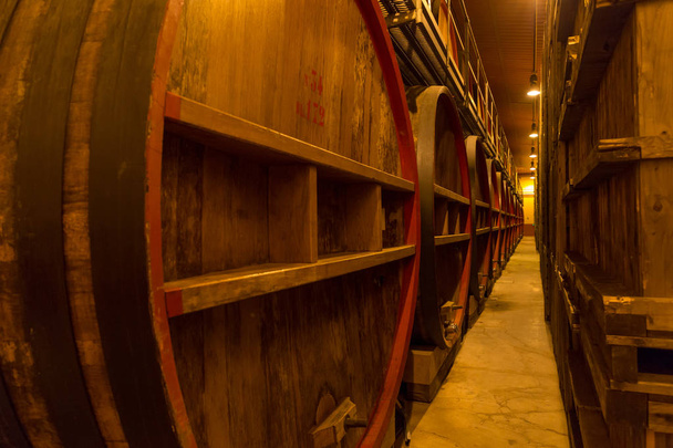 Barricas de vino en bodega en Italia, Toscana
. - Foto, imagen