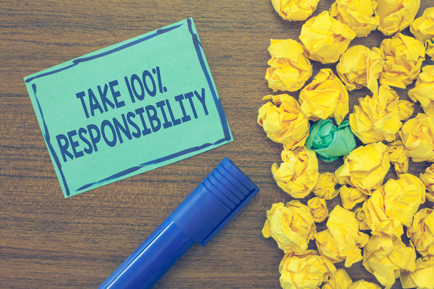 Signo de texto mostrando Take 100 Responsibility. Fotografía conceptual ser plenamente responsable de sus acciones y pensamientos
 - Foto, Imagen