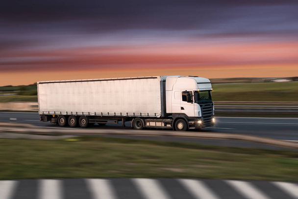 高速道路、貨物輸送の概念、シェービングの効果上のコンテナーとトラック. - 写真・画像