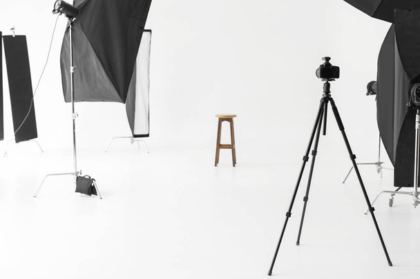 Interior del moderno estudio fotográfico con equipamiento profesional - Foto, Imagen