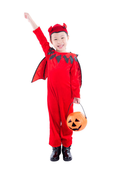 Маленька азіатська дівчинка в костюмі диявола Хелловін стоїть на білому тлі
 - Фото, зображення