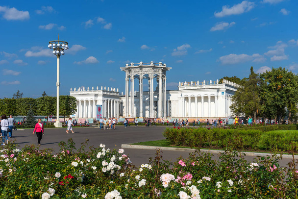 MOSCOW, RUSSIA - SEPTEMBER 22, 2018: Pavilion 66 Culture in VDNKh park. Beautiful landscape design with flowering rose bushes - Foto, Imagem