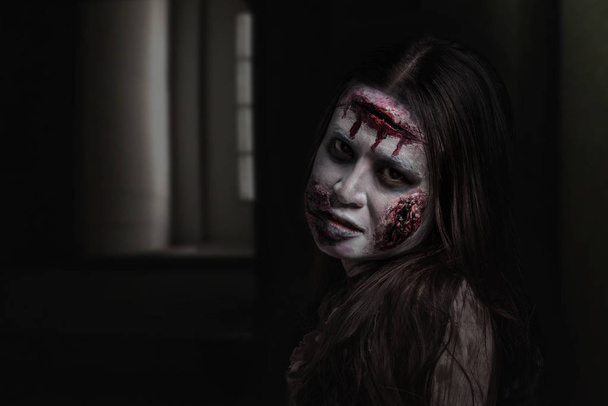 asiatico femmina zombie in piedi in scuro stanza e guardando fotocamera
 - Foto, immagini