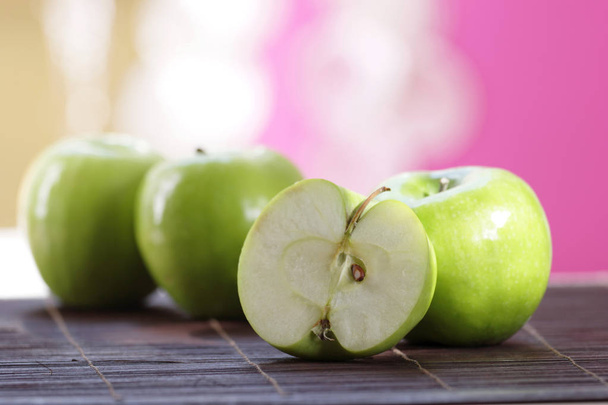 pile of ripe green apples on table, close-up  - Foto, Bild