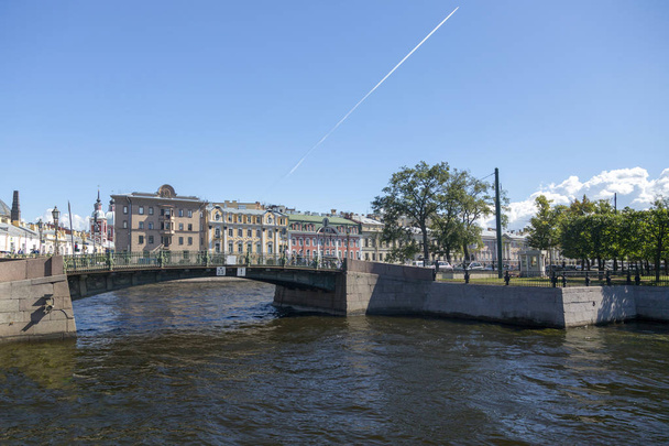 Санкт-Петербург, Россия - 08 августа 2018 года: Первый инженерный мост через реку Мойка в центре Санкт-Петербурга
 - Фото, изображение