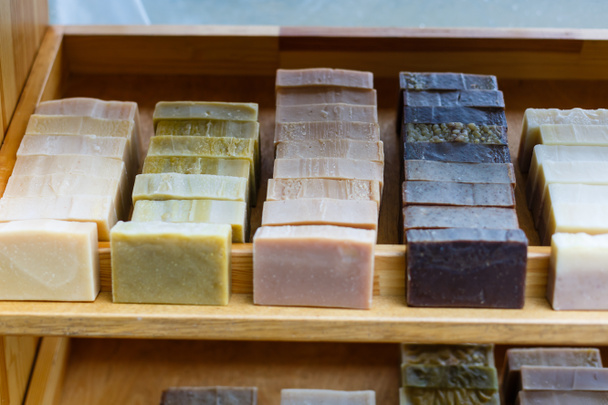 stukken handgemaakte zeep op houten planken - Foto, afbeelding