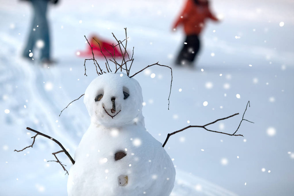 Boneco de neve engraçado Natal no fundo da paisagem nevada
 - Foto, Imagem