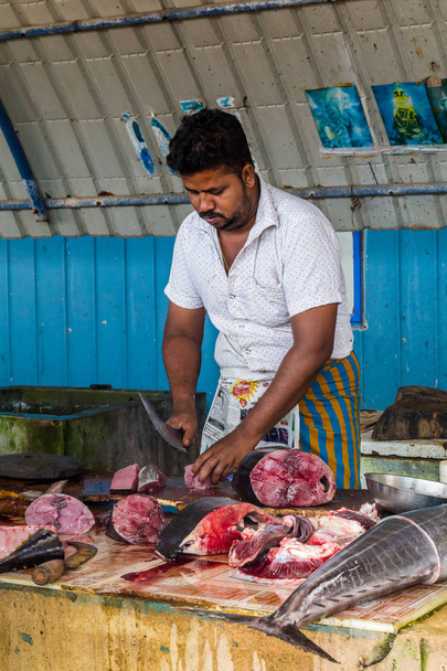 Selling fish at the market - Foto, imagen